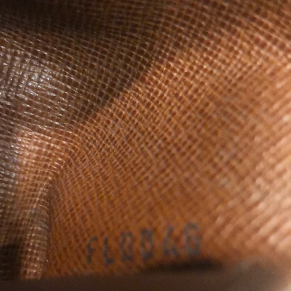 100 %- Authentic LOUIS VUITTON M69517 Monogram Multicle 4 Key case - Picture 4 of 12